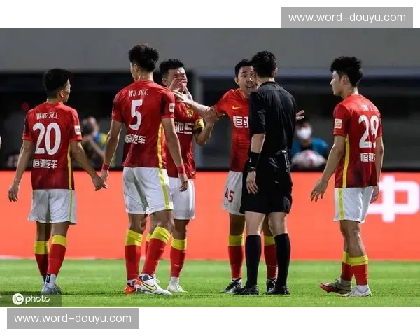 中超天花板之战：京沪争霸，首发名单里的“暗战”与“明谋”